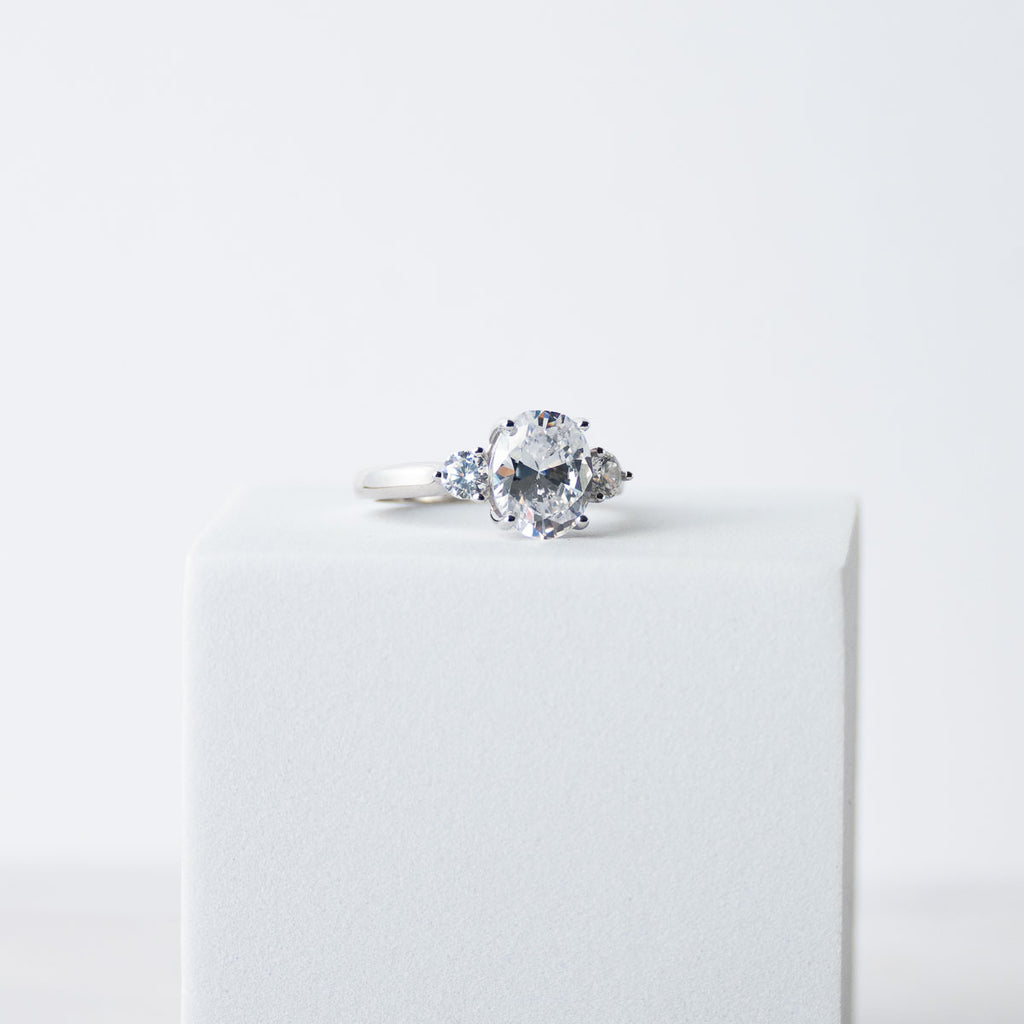 Oval trilogy ring