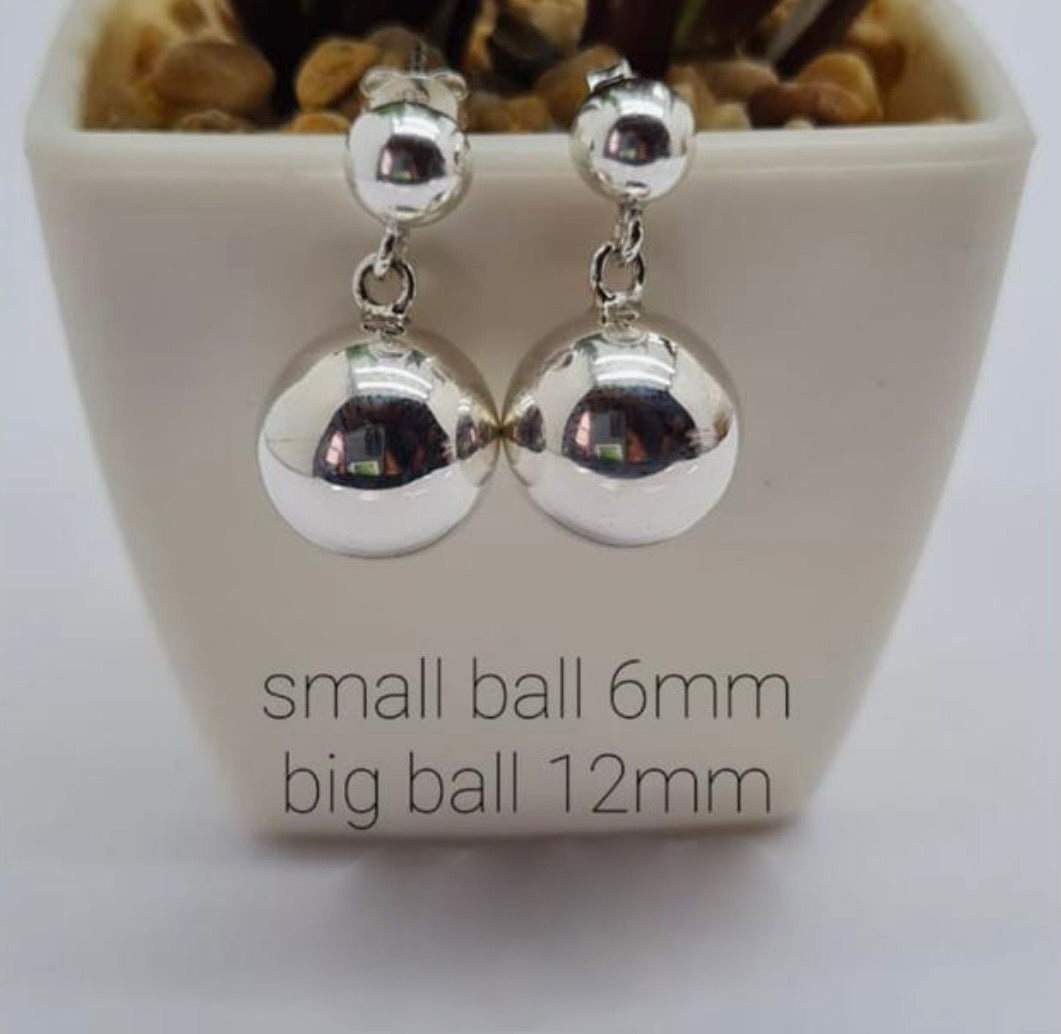 Double ball hanging earring 6mm and 12mm balls