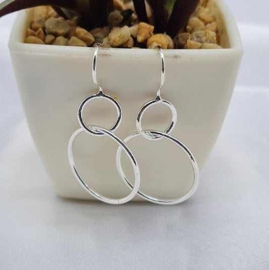 Interlinked circle earrings