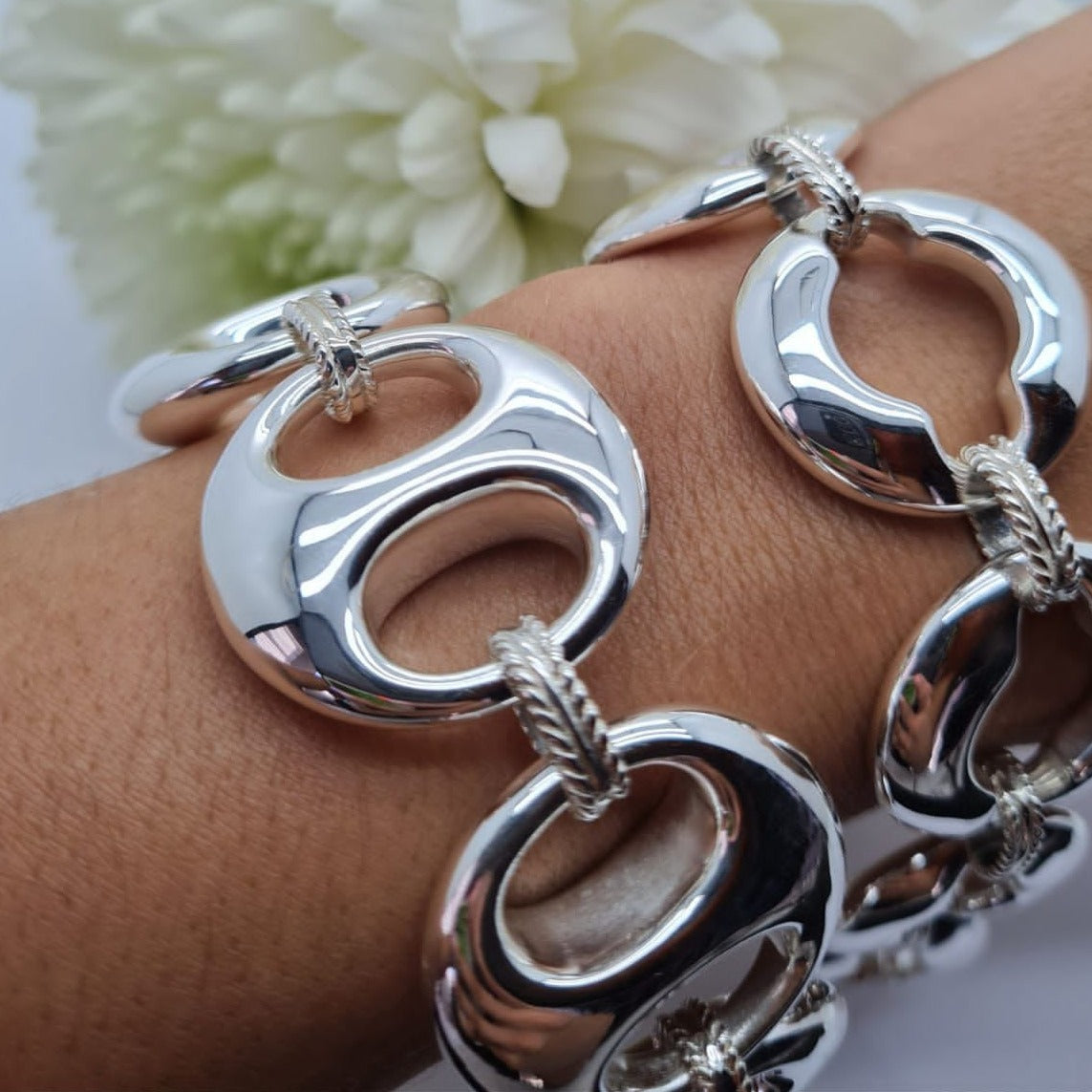 Bulky Modern Circle Statement Bracelet 20 Cm