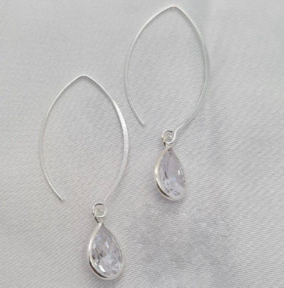 Teardrop cubic zirconia on long wire