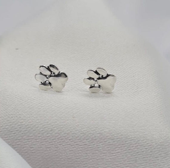 Paw studs