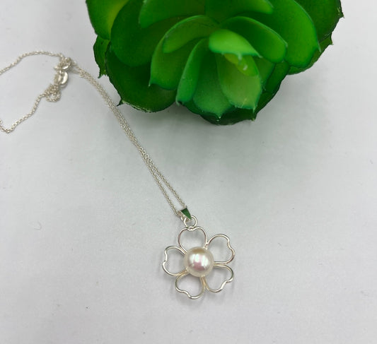 Beautiful flower necklace with freshwater pearl centre