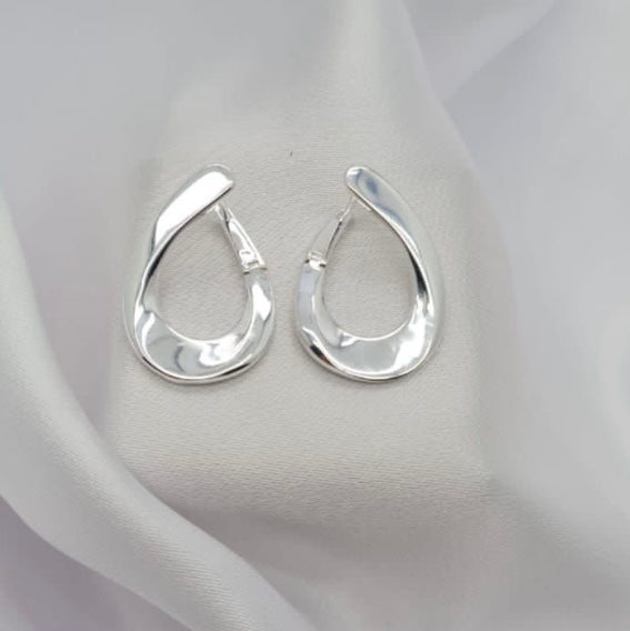 Oval earring with clasp for earring on top and behind ear