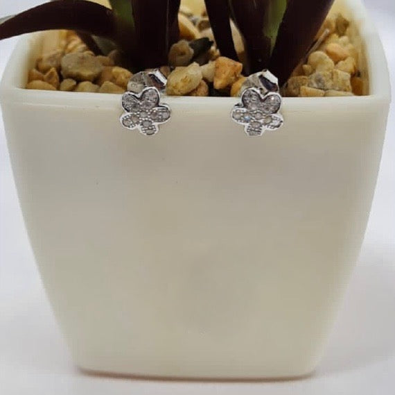 Single flower pavé stud