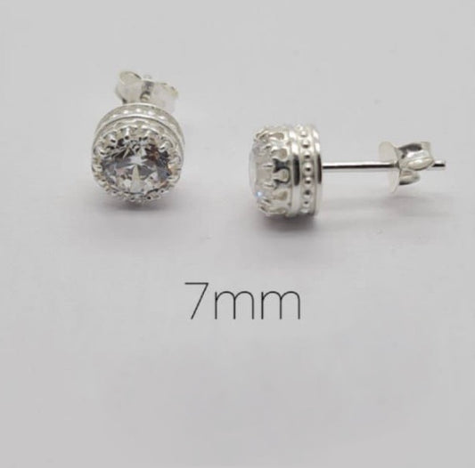 Classic stone studs with pretty detail edge